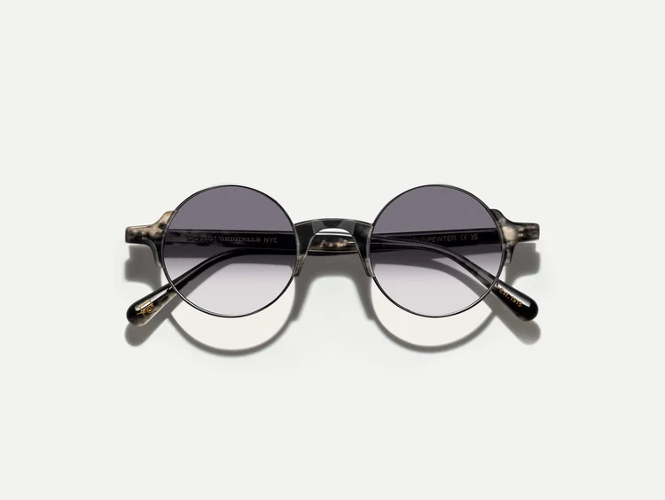dibbik-sun-color-smoke-pos-2 Moscot Dibbik sun - Smoke/pewter (45) - Image 1